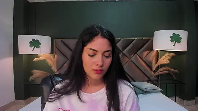 Mia Elowen online show from March 18, 1:02 am