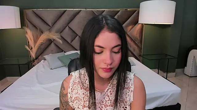 Mia Elowen online show from February 12, 9:33 pm