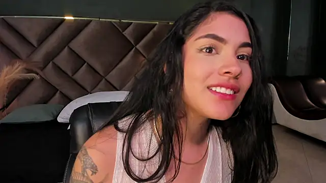 Mia Elowen online show from February 28, 11:56 pm