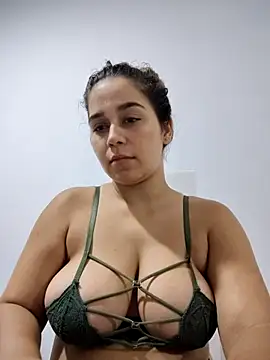 Snapshot of LaurenWelly_ chatting on March 13, 1:32 am LaurenWelly online show from March 13, 1:32 am