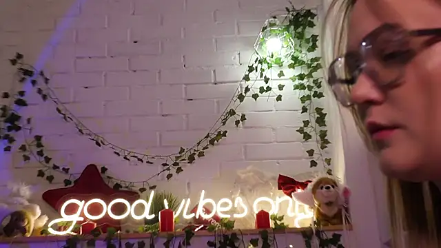 MonicaAsis online show from March 21, 5:39 pm