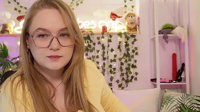 MonicaAsis online show from February 5, 6:04 pm