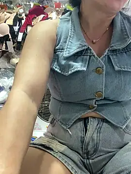 Snapshot of Cesywet chatting on September 10, 4:44 am Cesywet online show from September 10, 4:44 am