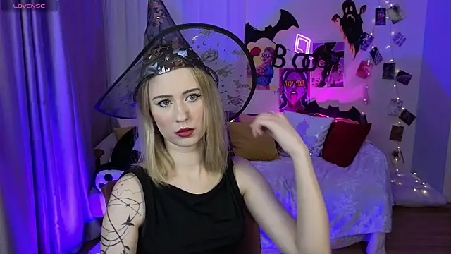 SashaBrooks online show from October 31, 6:15 pm