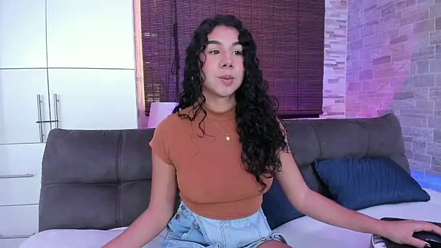 Snapshot of candyy_bella chatting on February 1, 3:18 pm candyy bella online show from February 1, 3:18 pm