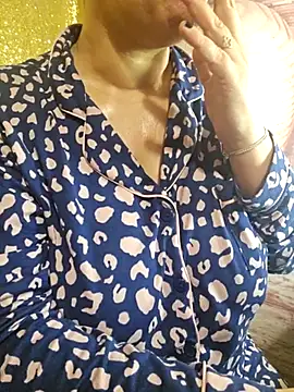 Snapshot of Foxlady2271 chatting on February 14, 8:21 am Foxlady2271 online show from February 14, 8:21 am