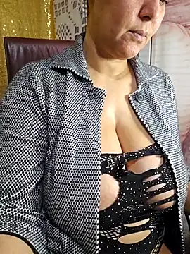 Snapshot of Foxlady2271 chatting on February 18, 12:15 am Foxlady2271 online show from February 18, 12:15 am