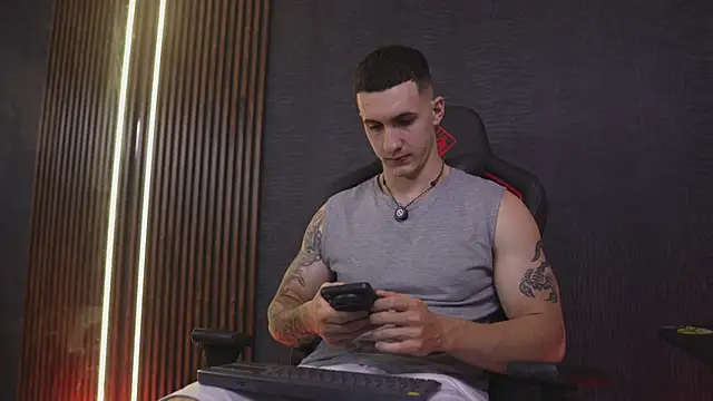 JacksonOlsenn online show from April 6, 8:43 pm