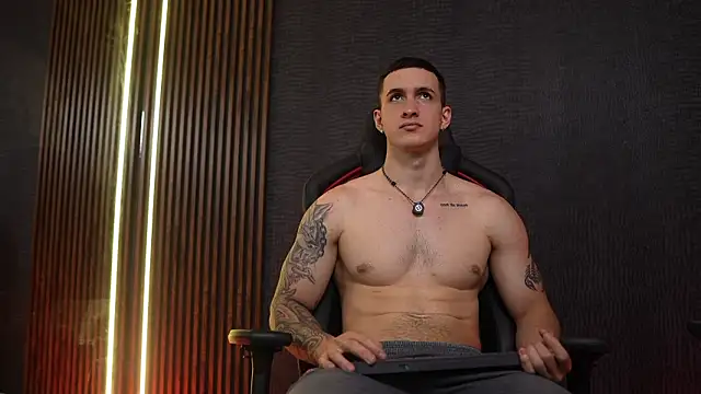 JacksonOlsenn online show from February 26, 8:53 pm