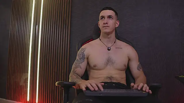 JacksonOlsenn online show from April 8, 8:43 pm