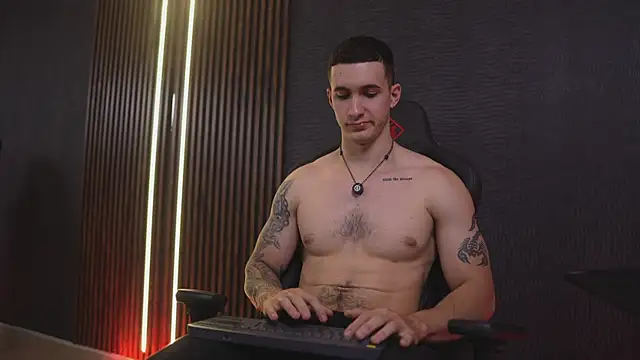 JacksonOlsenn online show from April 14, 8:47 pm