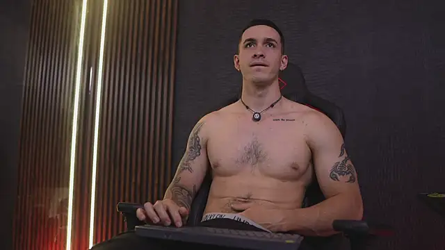 JacksonOlsenn online show from April 4, 8:37 pm