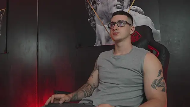 JacksonOlsenn online show from November 12, 8:23 pm