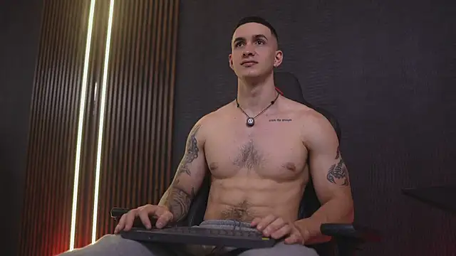 JacksonOlsenn online show from April 15, 8:53 pm