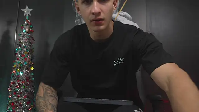 JacksonOlsenn online show from December 17, 8:36 pm