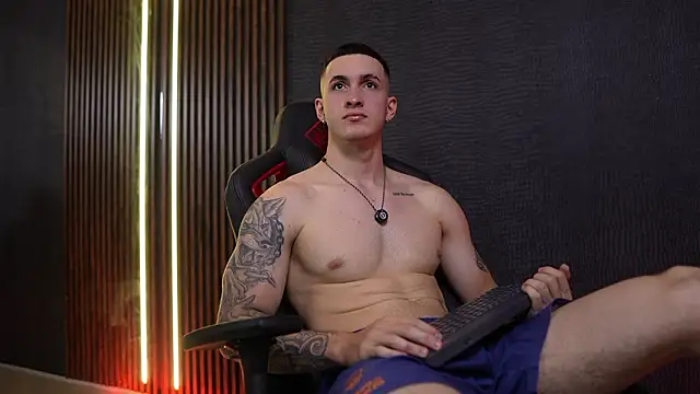 JacksonOlsenn online show from February 14, 8:53 pm