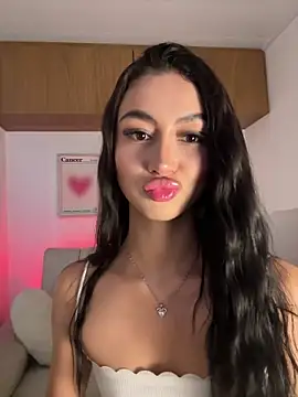 Snapshot of maddy_bronw_ chatting on November 25, 10:32 pm maddy bronw online show from November 25, 10:32 pm