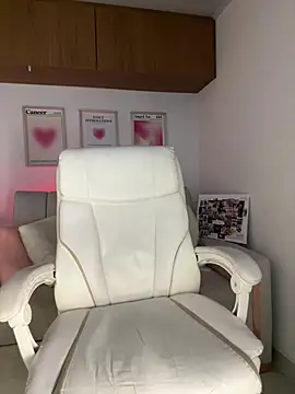 maddy bronw  online show from February 15, 12:44 am