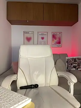 maddy bronw  online show from March 6, 9:21 pm