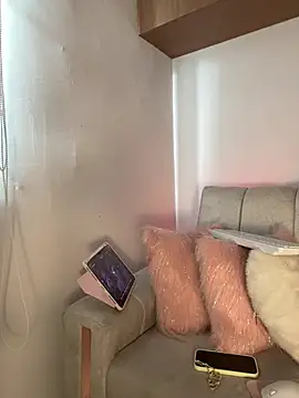 maddy bronw  online show from January 16, 10:03 pm