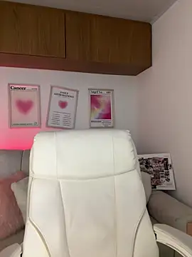 maddy bronw  online show from March 30, 10:44 pm