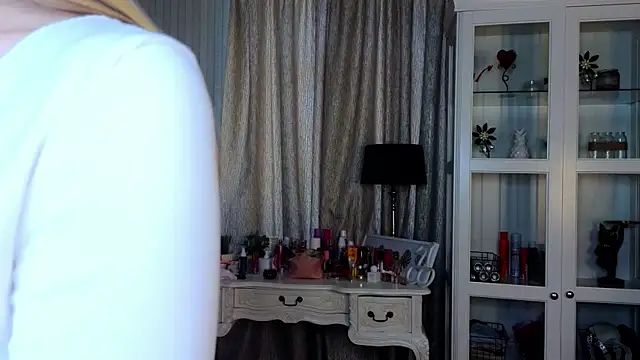 Snapshot of AnneFoxy chatting on April 25, 7:22 am AnneFoxy online show from April 25, 7:22 am