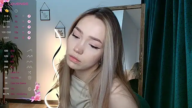 Snapshot of Evia_r0se chatting on December 5, 5:32 am Evia r0se online show from December 5, 5:32 am