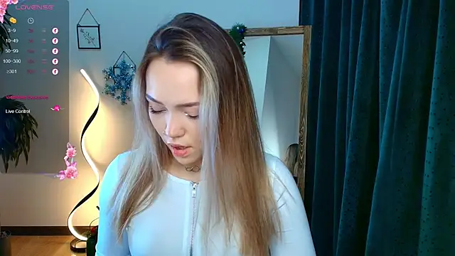 Snapshot of Evia_r0se chatting on December 21, 8:28 am Evia r0se online show from December 21, 8:28 am