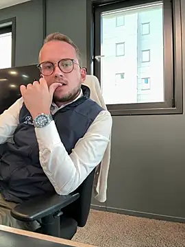 Snapshot of thehornyguy97 chatting on May 2, 8:41 am thehornyguy97 online show from May 2, 8:41 am