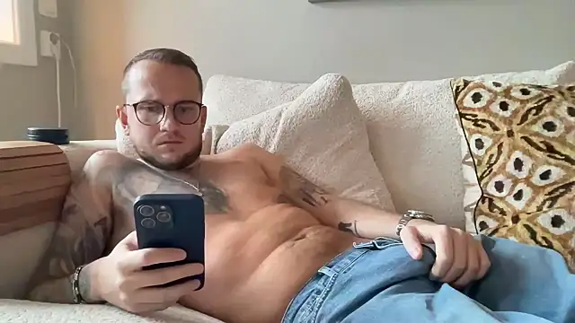 Snapshot of thehornyguy97 chatting on November 13, 10:19 am thehornyguy97 online show from November 13, 10:19 am