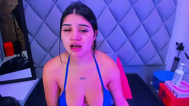 venusowen  online show from December 18, 1:37 pm