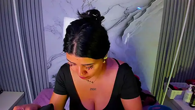 Snapshot of venusowen_ chatting on June 15, 1:00 pm venusowen online show from June 15, 1:00 pm