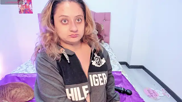 Snapshot of AnnieBigBoobs chatting on November 5, 10:46 pm AnnieBigBoobs online show from November 5, 10:46 pm