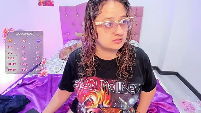 Snapshot of AnnieBigBoobs chatting on November 7, 8:24 pm AnnieBigBoobs online show from November 7, 8:24 pm