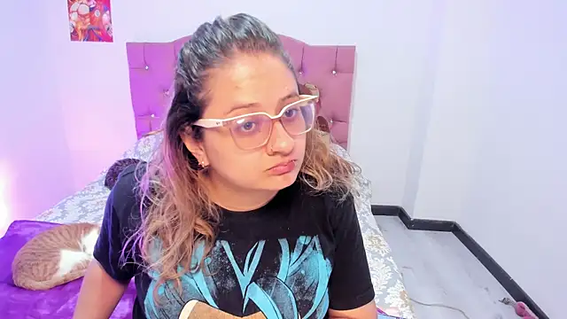 Snapshot of AnnieBigBoobs chatting on November 20, 9:15 pm AnnieBigBoobs online show from November 20, 9:15 pm