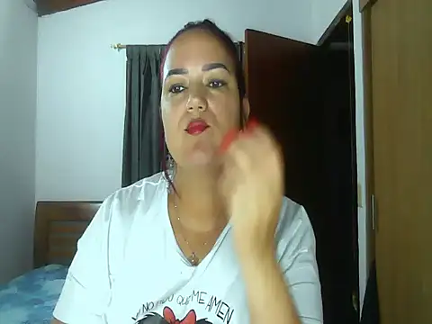 Snapshot of luna_withe chatting on June 11, 5:04 am luna withe online show from June 11, 5:04 am