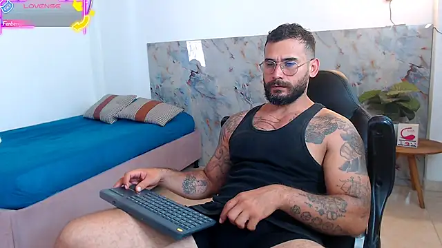 Snapshot of hanz_col chatting on October 23, 6:06 pm hanz col online show from October 23, 6:06 pm