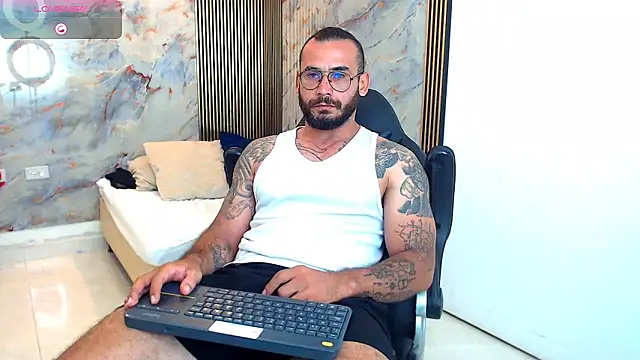 Snapshot of hanz_col chatting on February 12, 11:30 pm hanz col online show from February 12, 11:30 pm