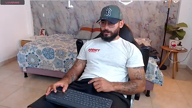 hanz col online show from December 3, 3:44 pm