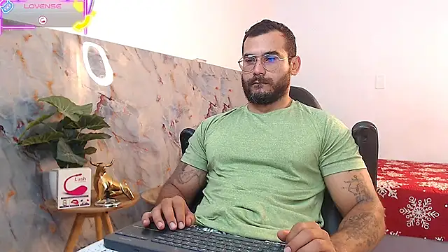 Snapshot of hanz_col chatting on October 6, 11:55 am hanz col online show from October 6, 11:55 am