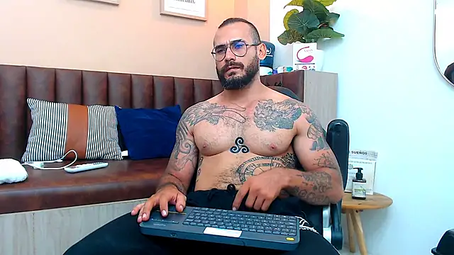 Snapshot of hanz_col chatting on March 17, 2:12 pm hanz col online show from March 17, 2:12 pm