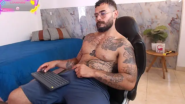 Snapshot of hanz_col chatting on October 24, 2:05 pm hanz col online show from October 24, 2:05 pm