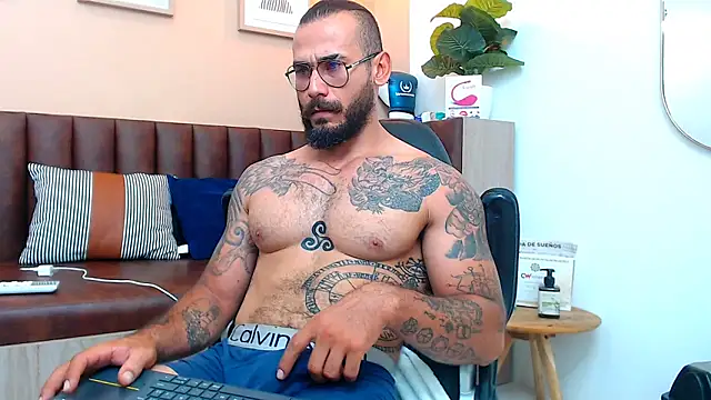 Snapshot of hanz_col chatting on March 17, 11:10 am hanz col online show from March 17, 11:10 am
