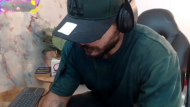 Snapshot of hanz_col chatting on October 9, 1:44 pm hanz col online show from October 9, 1:44 pm