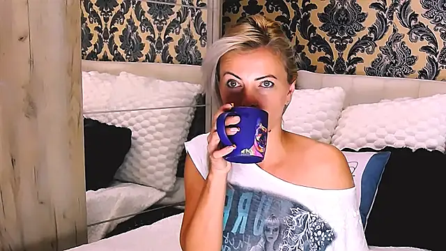 Snapshot of Aly_girl1 chatting on September 9, 6:23 am Aly girl1 online show from September 9, 6:23 am