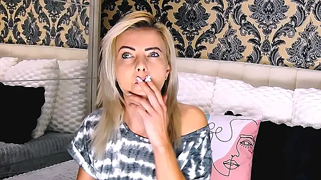 Snapshot of Aly_girl1 chatting on September 29, 8:32 am Aly girl1 online show from September 29, 8:32 am