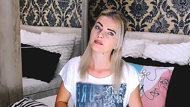 Snapshot of Aly_girl1 chatting on September 26, 8:21 am Aly girl1 online show from September 26, 8:21 am