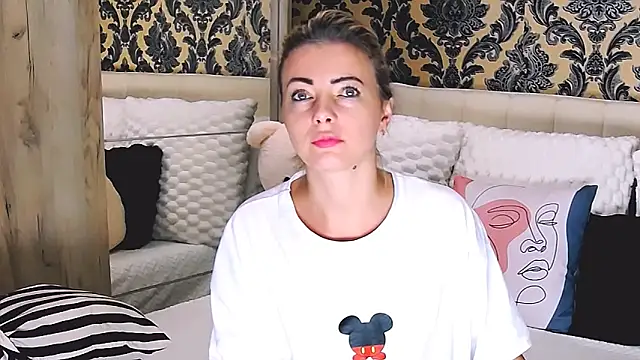 Snapshot of Aly_girl1 chatting on October 15, 6:54 am Aly girl1 online show from October 15, 6:54 am