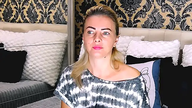 Snapshot of Aly_girl1 chatting on October 10, 10:05 am Aly girl1 online show from October 10, 10:05 am