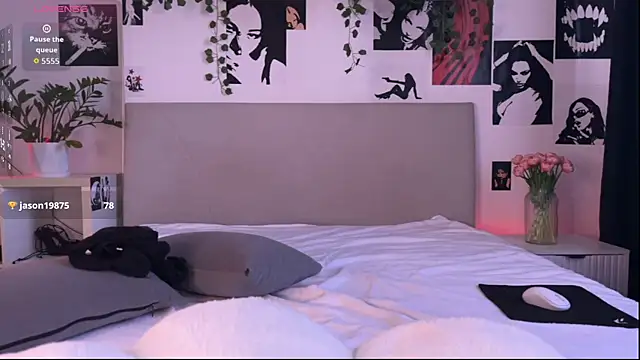 Lisa Moones online show from April 2, 10:44 am